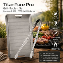 Carica l'immagine nel visualizzatore di Gallery, TitanPure Pro — Set per vassoio da griglia Camping & BBQ | Senza PFAS | Con pinza